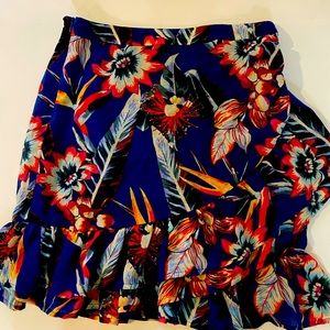 Short floral ruffle skirt